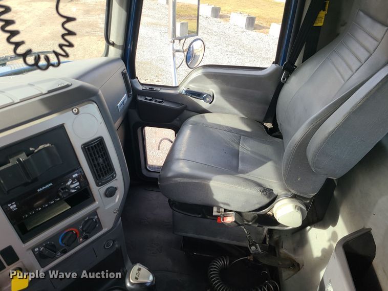 image for item DR7865 2016 Mack CHU613  semi truck