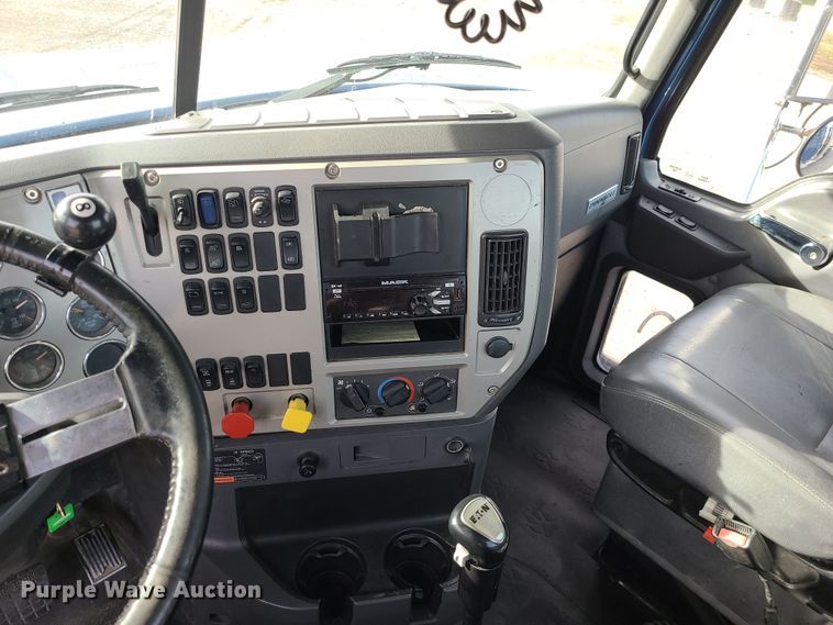 image for item DR7865 2016 Mack CHU613  semi truck