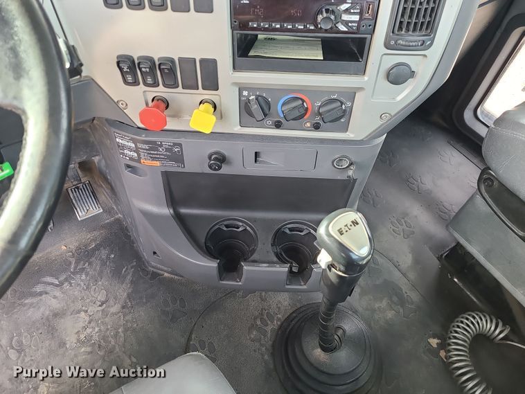 image for item DR7865 2016 Mack CHU613  semi truck