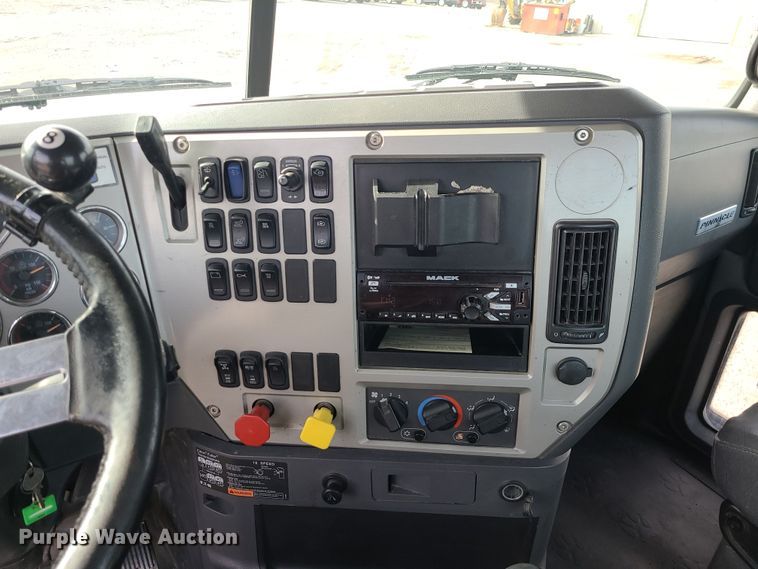 image for item DR7865 2016 Mack CHU613  semi truck