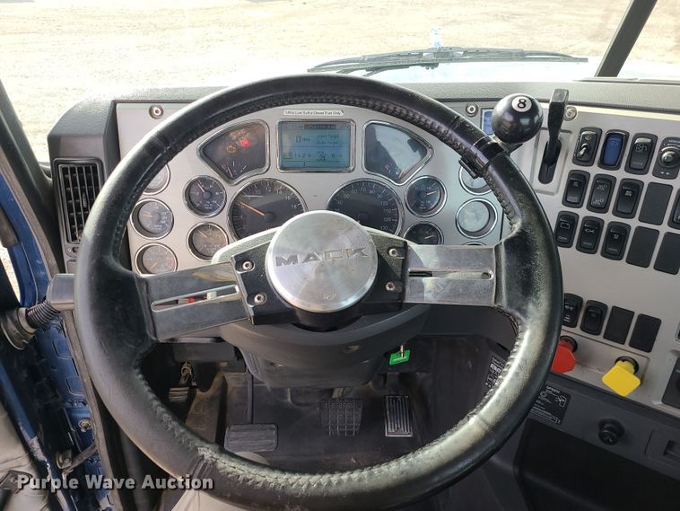 image for item DR7865 2016 Mack CHU613  semi truck