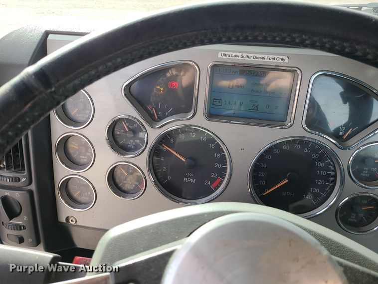 image for item DR7865 2016 Mack CHU613  semi truck