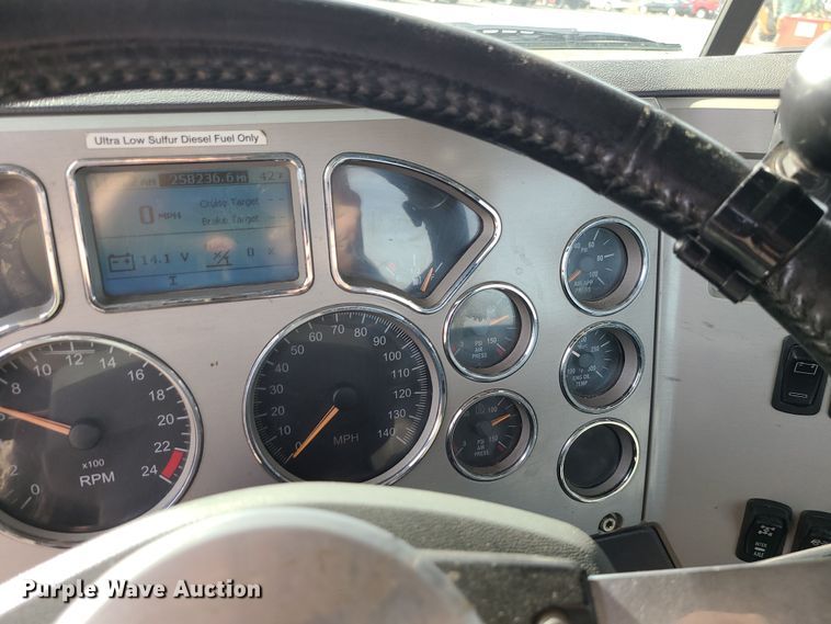 image for item DR7865 2016 Mack CHU613  semi truck