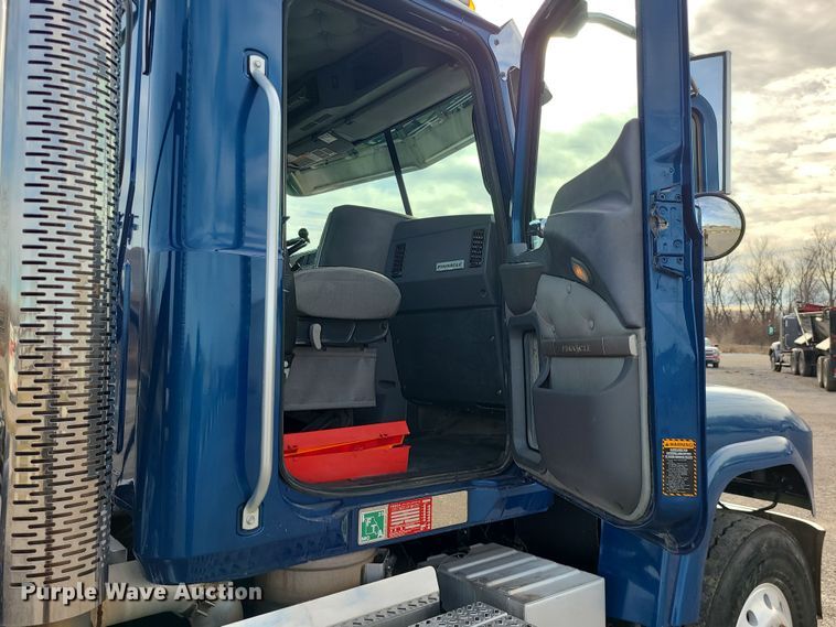 image for item DR7865 2016 Mack CHU613  semi truck