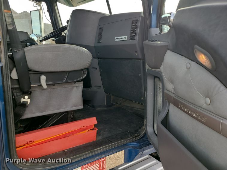 image for item DR7865 2016 Mack CHU613  semi truck