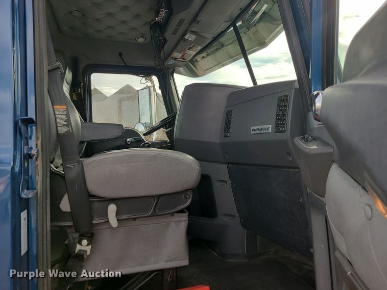 image for item DR7865 2016 Mack CHU613  semi truck