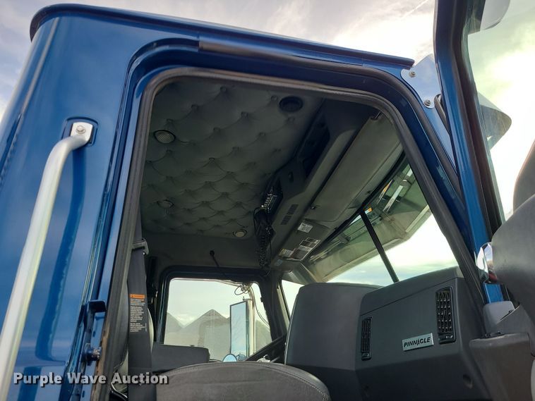 image for item DR7865 2016 Mack CHU613  semi truck