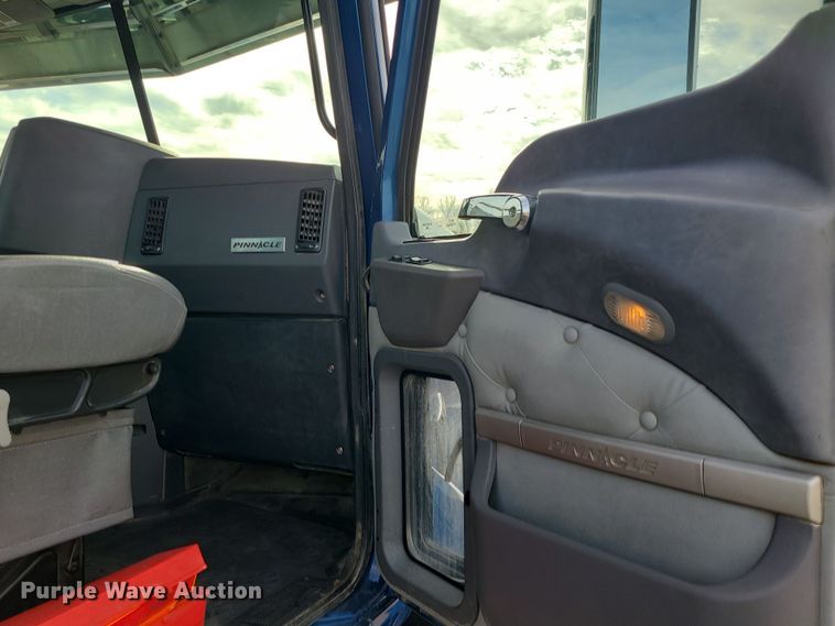 image for item DR7865 2016 Mack CHU613  semi truck