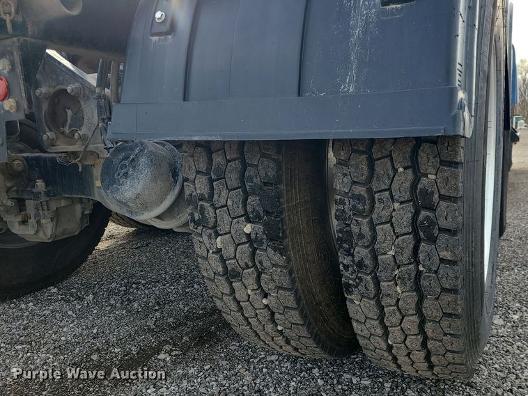 image for item DR7865 2016 Mack CHU613  semi truck