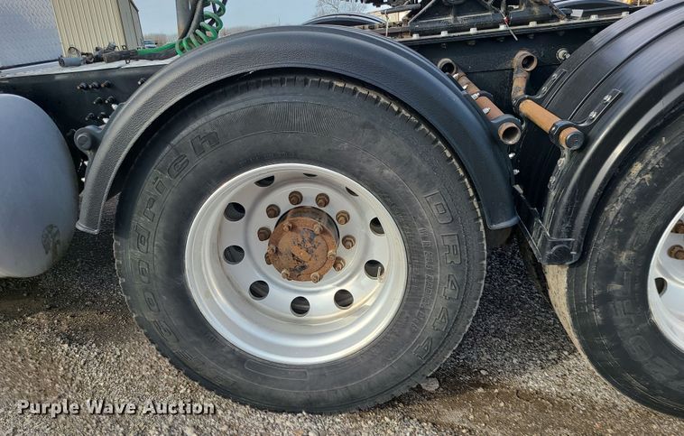 image for item DR7865 2016 Mack CHU613  semi truck