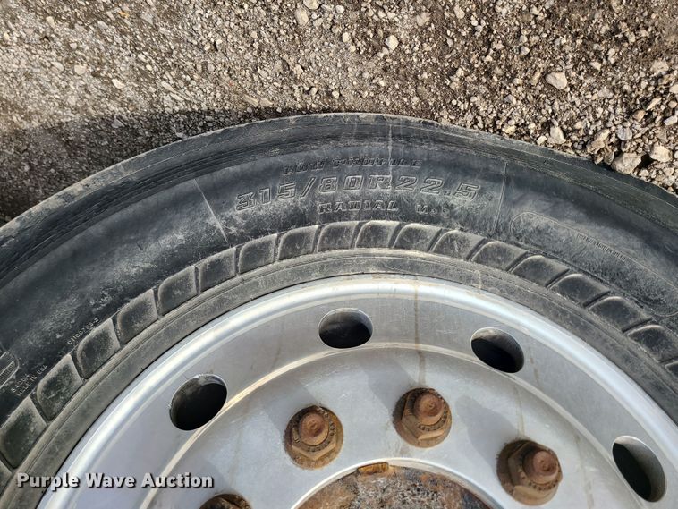 image for item DR7865 2016 Mack CHU613  semi truck