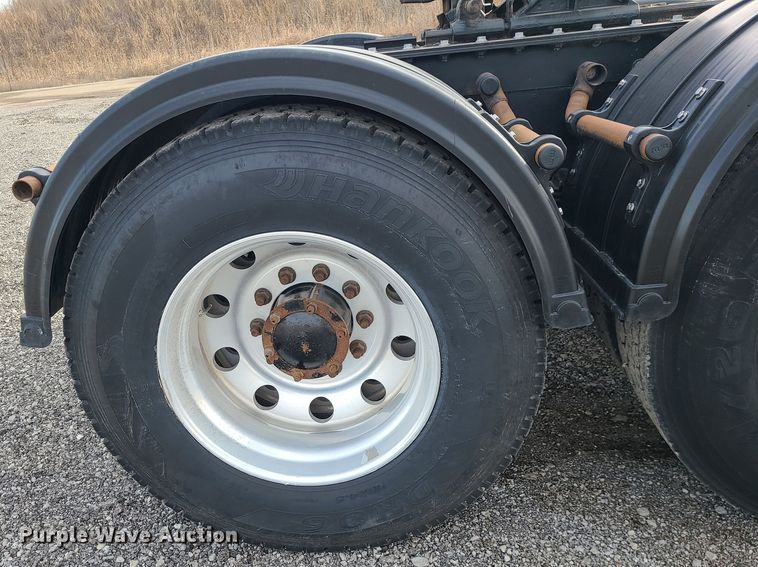 image for item DR7865 2016 Mack CHU613  semi truck