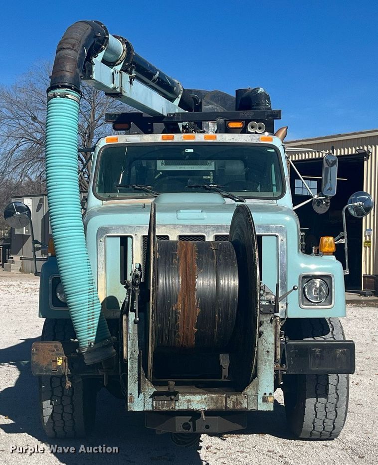 image for item EI0552 2002 International 2574  vacuum truck