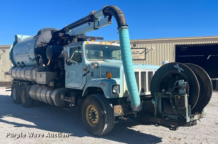 image for item EI0552 2002 International 2574  vacuum truck