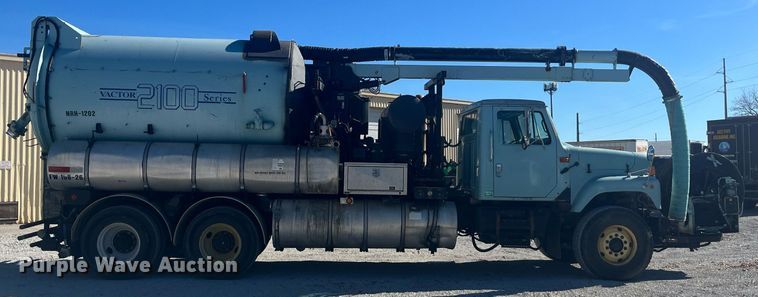 image for item EI0552 2002 International 2574  vacuum truck
