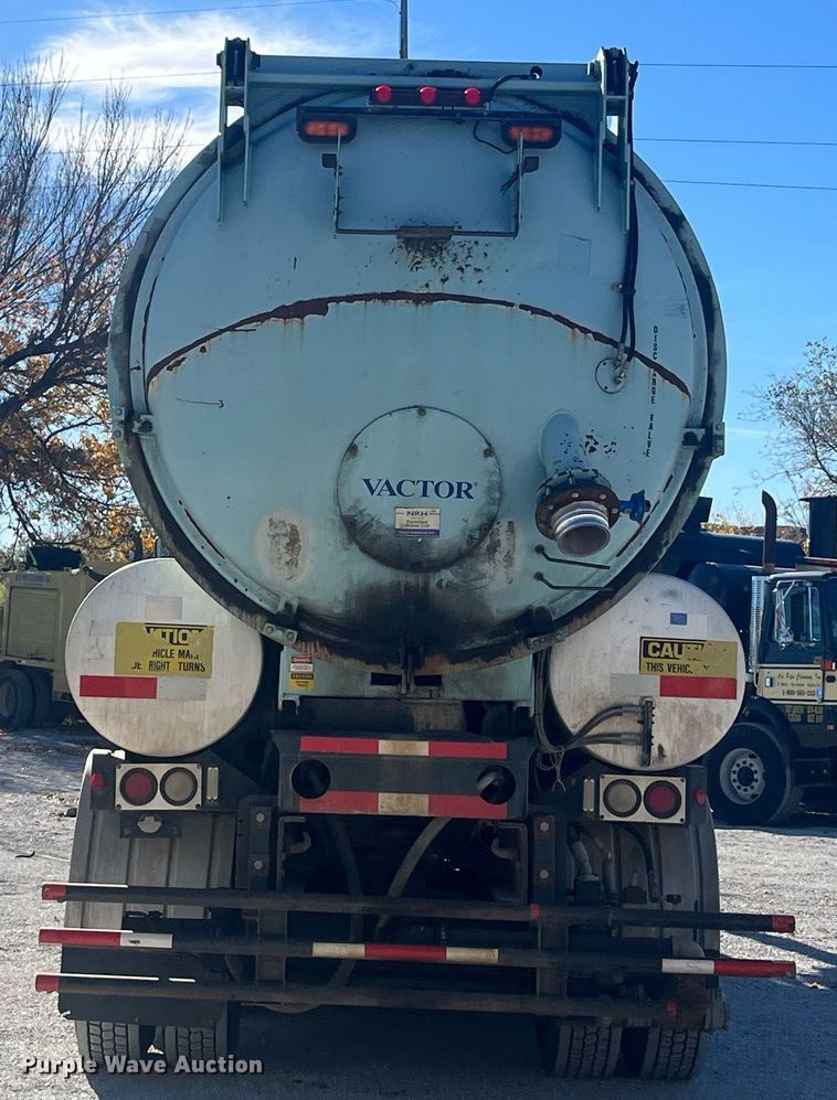 image for item EI0552 2002 International 2574  vacuum truck