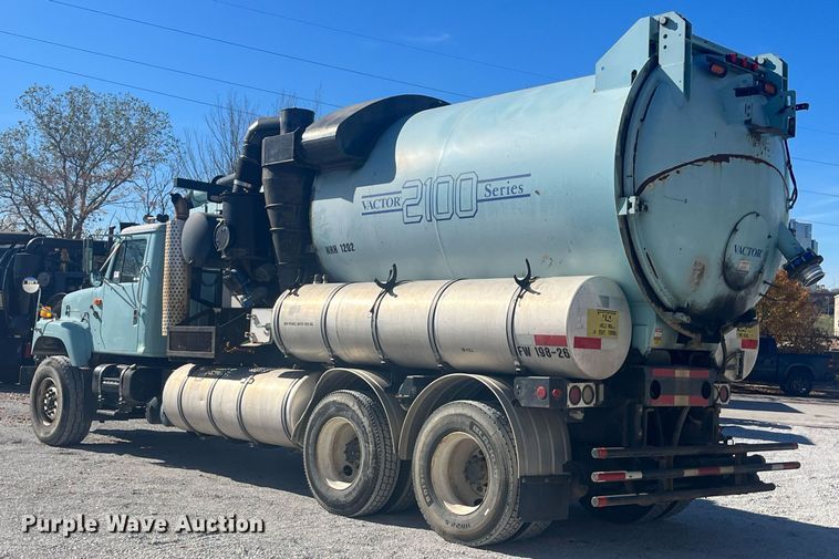 image for item EI0552 2002 International 2574  vacuum truck