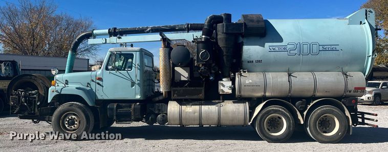 image for item EI0552 2002 International 2574  vacuum truck