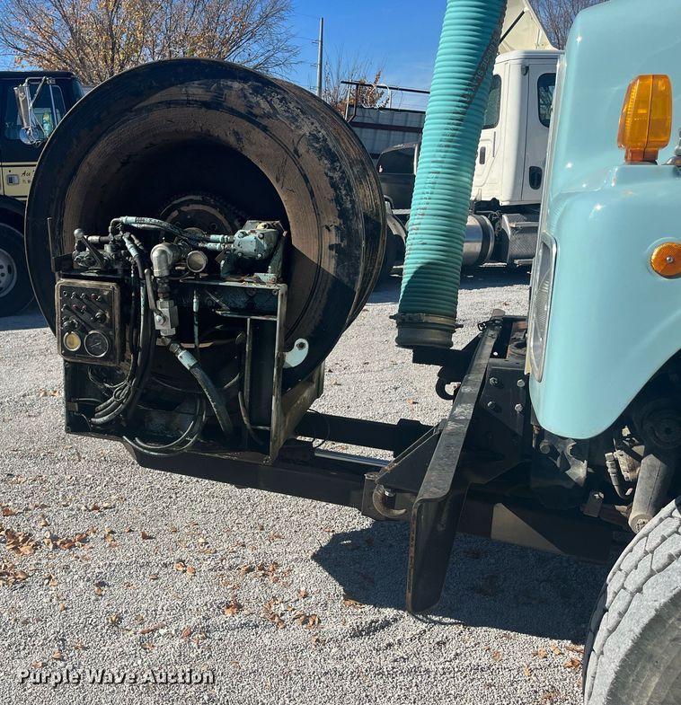 image for item EI0552 2002 International 2574  vacuum truck