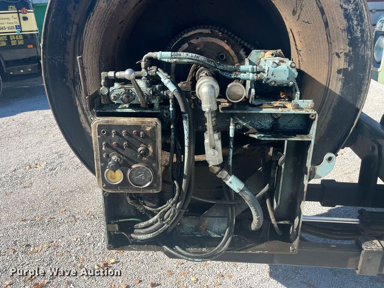 image for item EI0552 2002 International 2574  vacuum truck