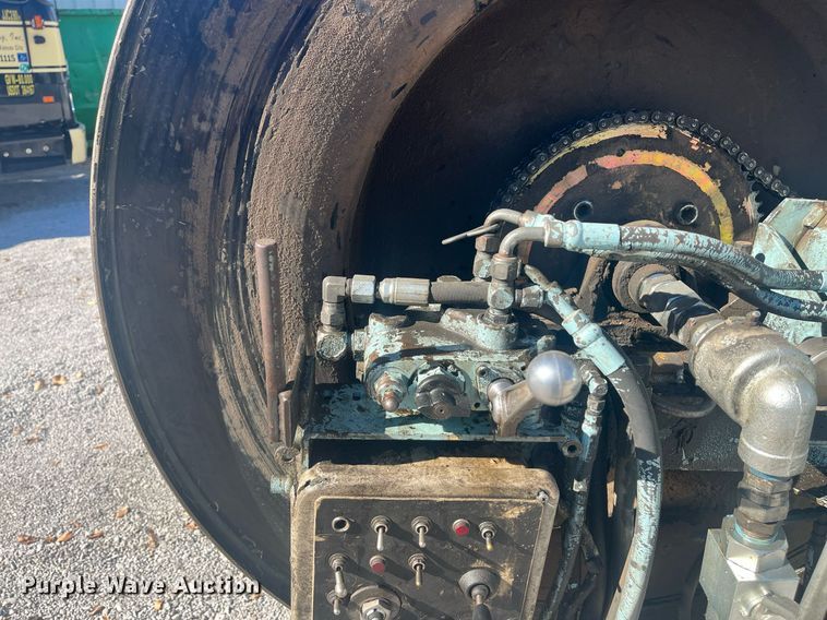 image for item EI0552 2002 International 2574  vacuum truck