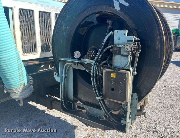 image for item EI0552 2002 International 2574  vacuum truck