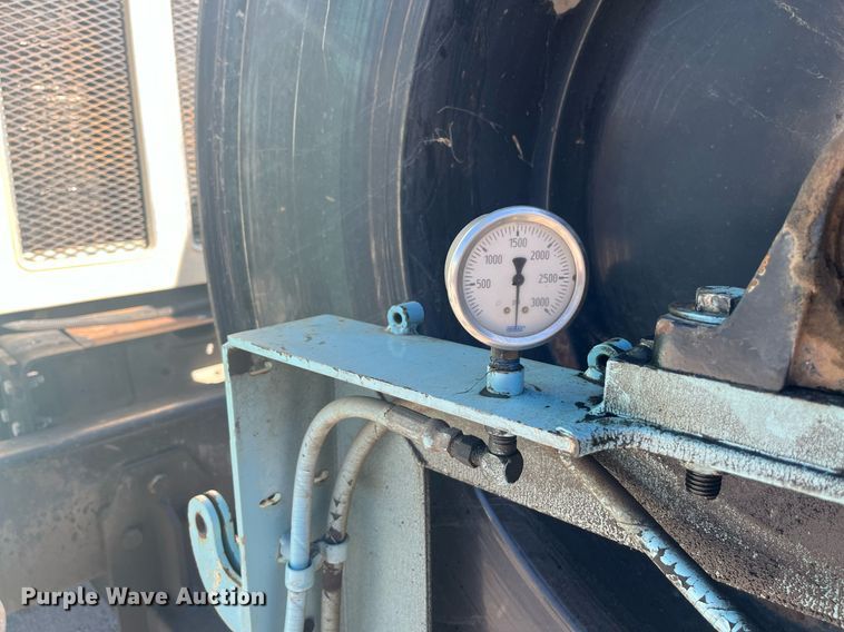 image for item EI0552 2002 International 2574  vacuum truck