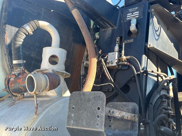 image for item EI0552 2002 International 2574  vacuum truck