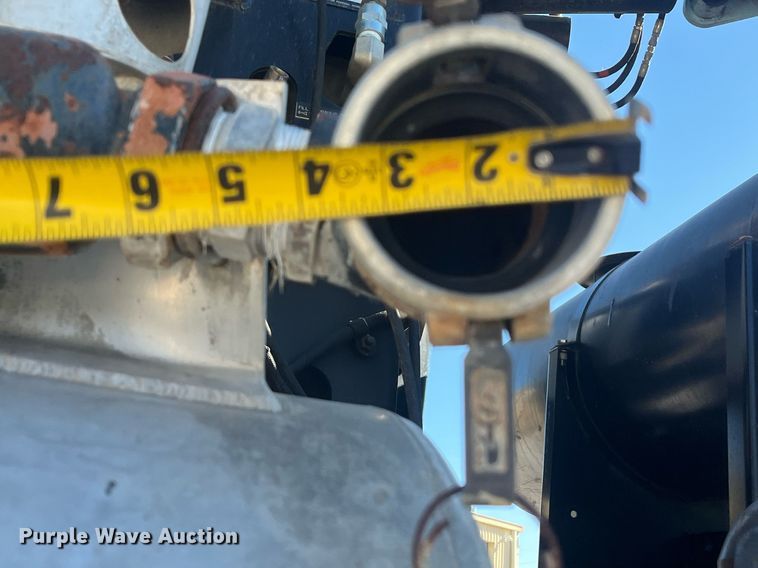 image for item EI0552 2002 International 2574  vacuum truck