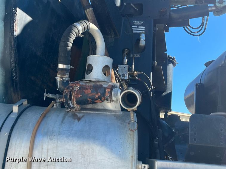 image for item EI0552 2002 International 2574  vacuum truck