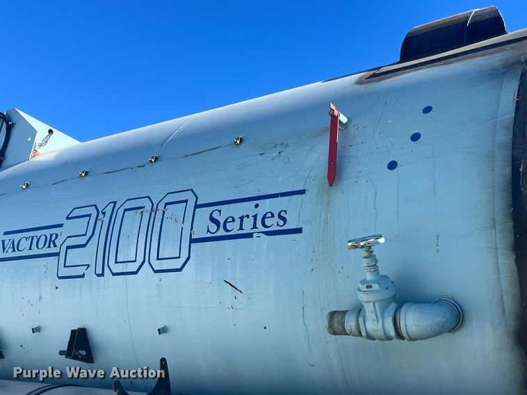 image for item EI0552 2002 International 2574  vacuum truck