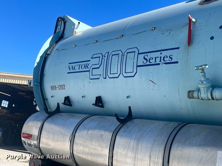 image for item EI0552 2002 International 2574  vacuum truck