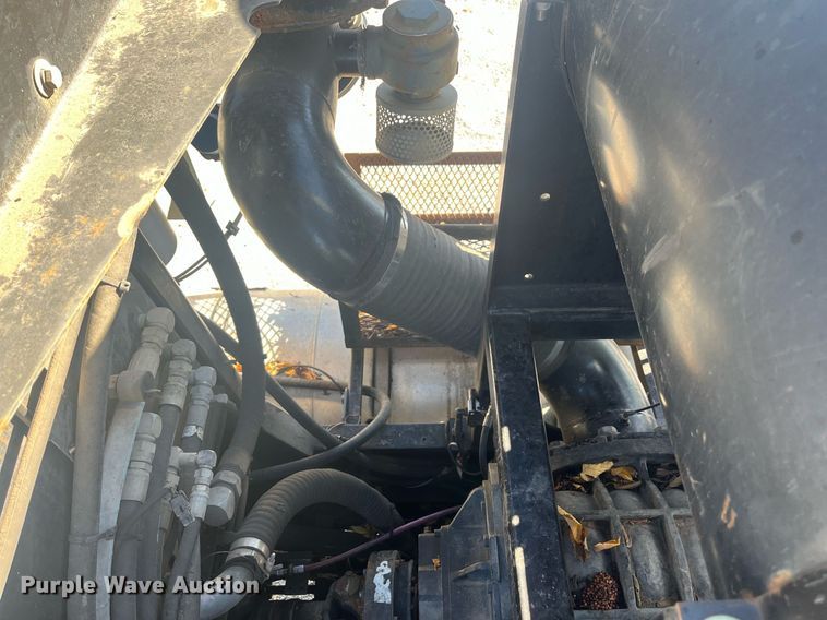 image for item EI0552 2002 International 2574  vacuum truck