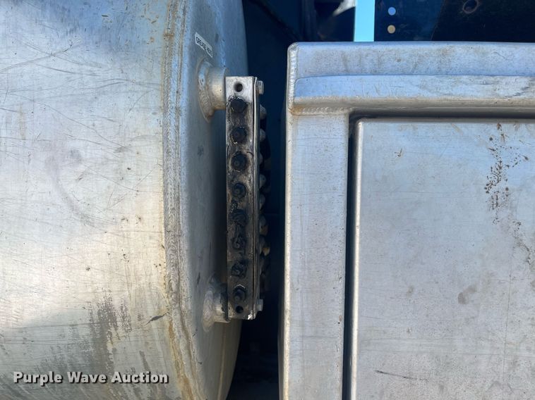 image for item EI0552 2002 International 2574  vacuum truck