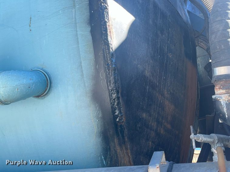 image for item EI0552 2002 International 2574  vacuum truck