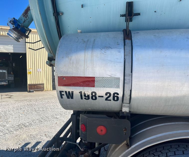 image for item EI0552 2002 International 2574  vacuum truck