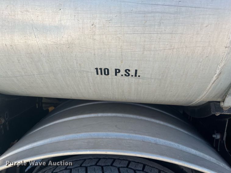 image for item EI0552 2002 International 2574  vacuum truck