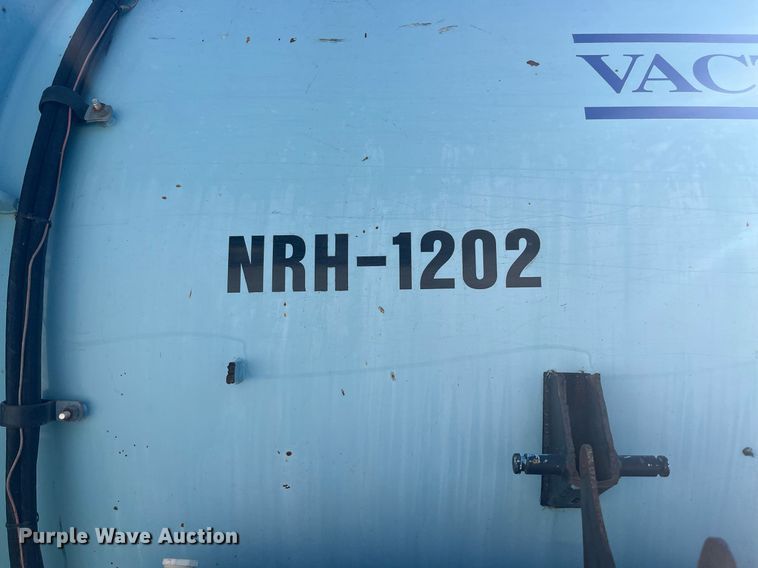 image for item EI0552 2002 International 2574  vacuum truck