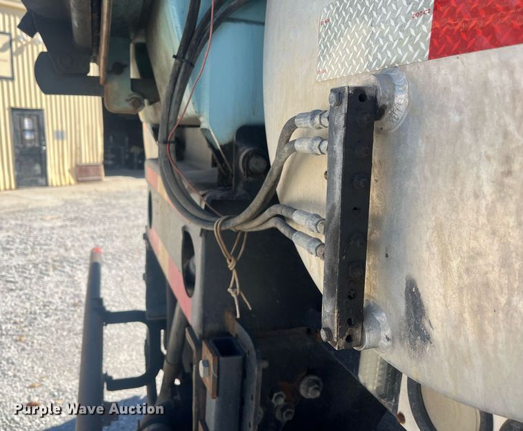 image for item EI0552 2002 International 2574  vacuum truck