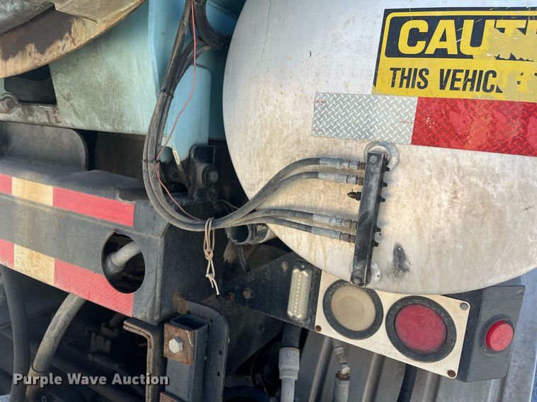 image for item EI0552 2002 International 2574  vacuum truck