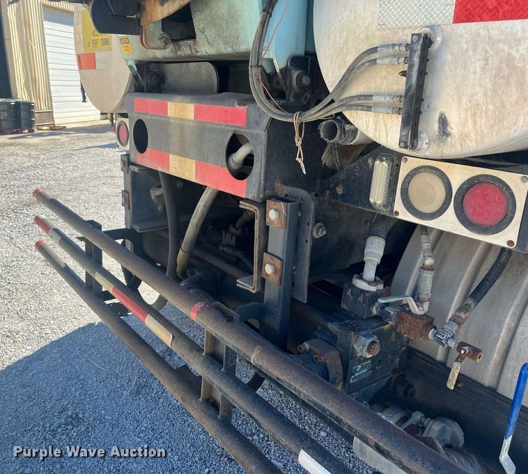 image for item EI0552 2002 International 2574  vacuum truck