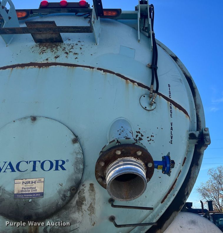 image for item EI0552 2002 International 2574  vacuum truck