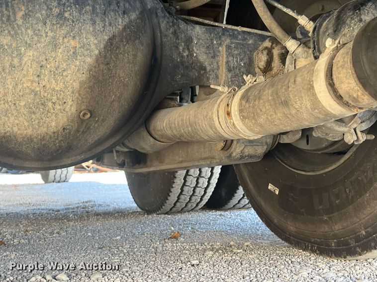 image for item EI0552 2002 International 2574  vacuum truck