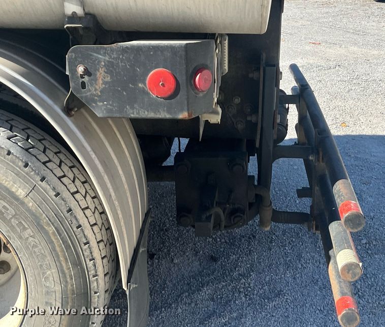 image for item EI0552 2002 International 2574  vacuum truck