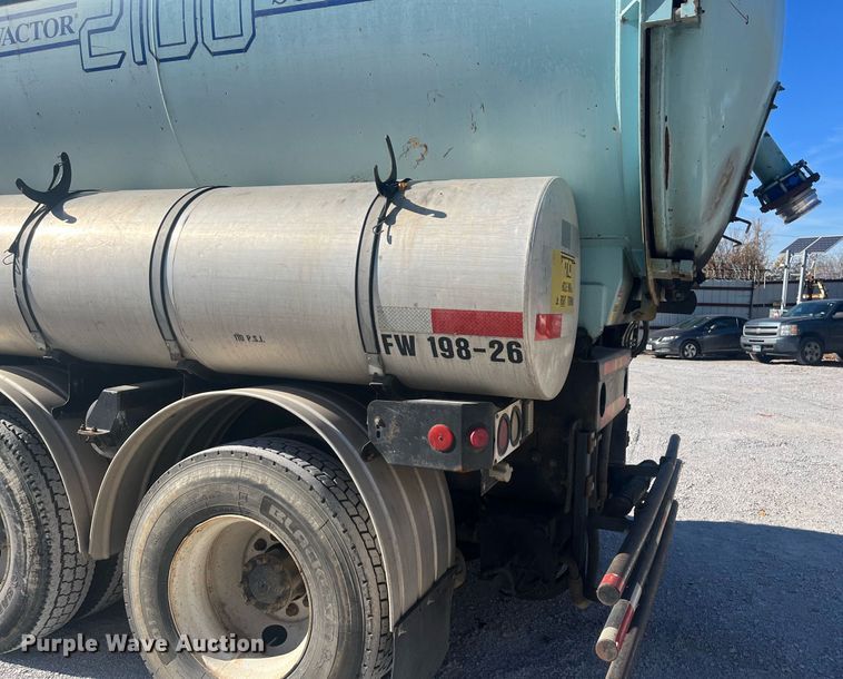 image for item EI0552 2002 International 2574  vacuum truck