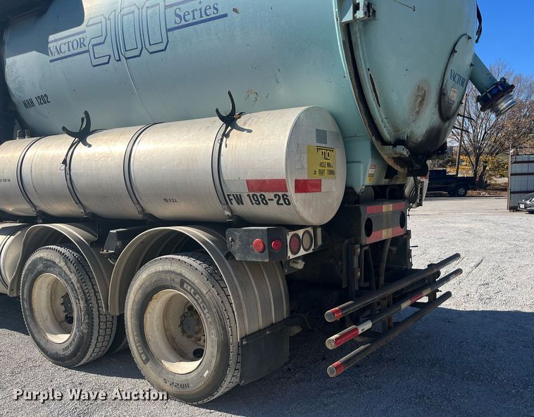 image for item EI0552 2002 International 2574  vacuum truck