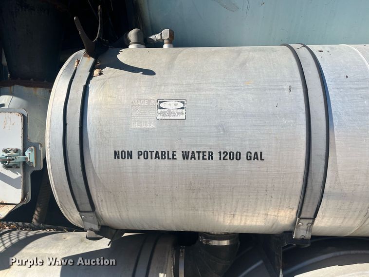 image for item EI0552 2002 International 2574  vacuum truck