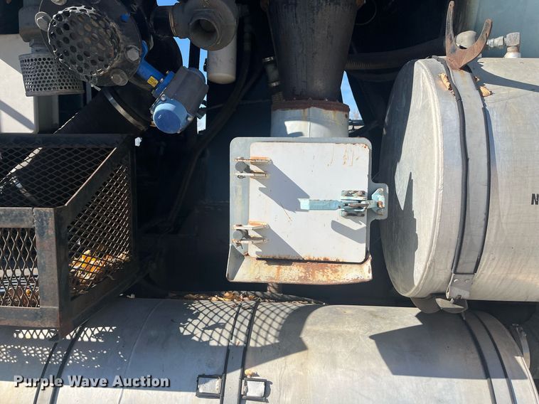 image for item EI0552 2002 International 2574  vacuum truck