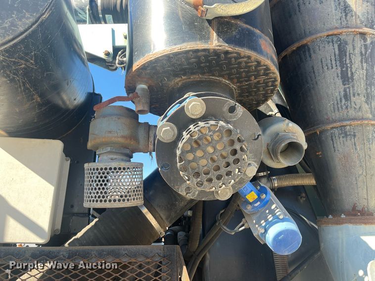 image for item EI0552 2002 International 2574  vacuum truck