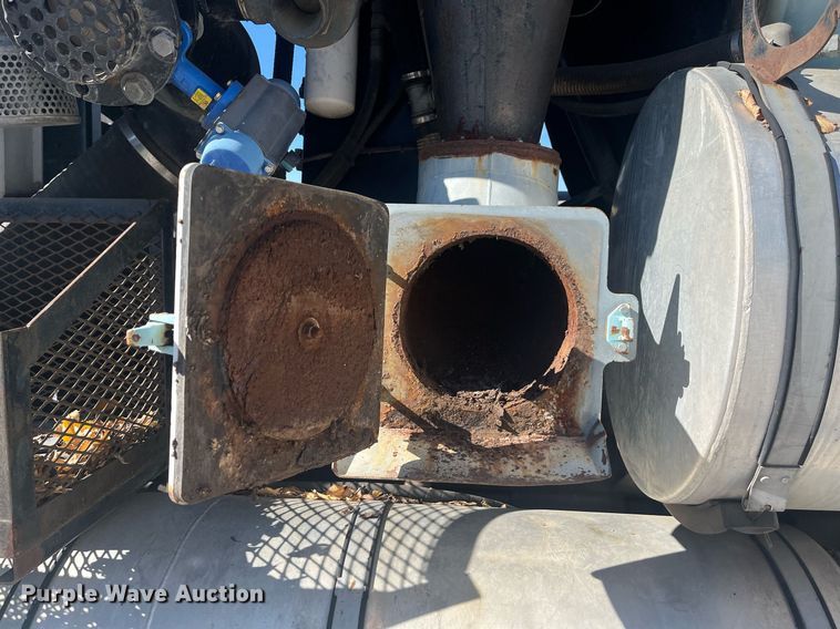 image for item EI0552 2002 International 2574  vacuum truck